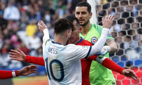 Medel mulai menanduk kepala Messi dan mendorong dadanya. Messi tetap mengangkat tangan, tetapi sikapnya dianggap memprovokasi. 