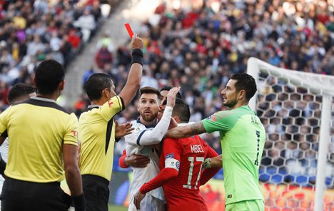 Tanpa ampun, wasit menghukum Messi dan Medel dengan kartu merah langsung. Terlihat ekspresi Messi yang terkejut dengan keputusan wasit.